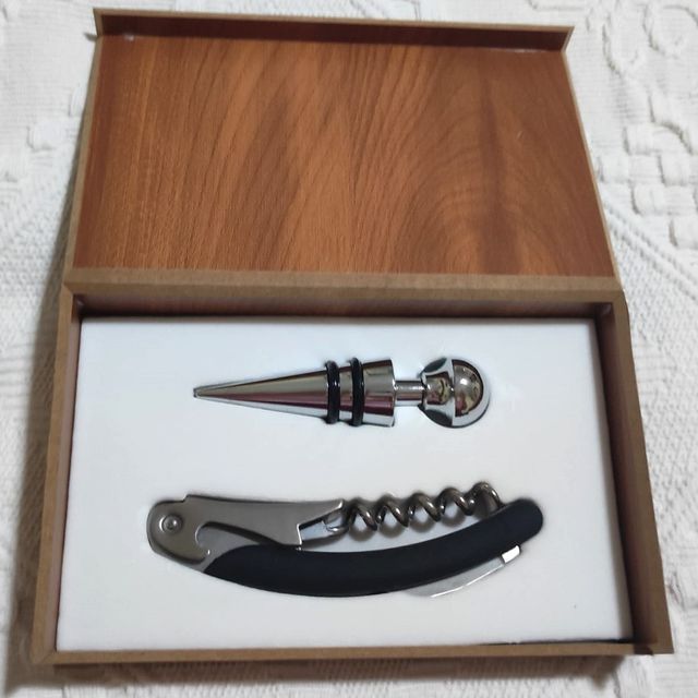 Juego Sacacorchos y Tapón de Botella