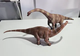 2 Figuras de Apatosaurio