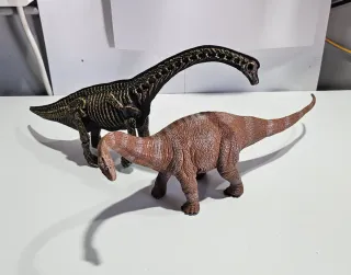 2 Figuras de Apatosaurio