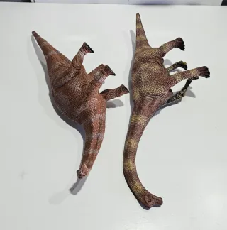 2 Figuras de Apatosaurio