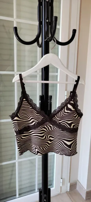 Top corto estampado cebra con encaje