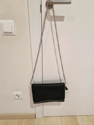 Bolso Negro Formula Joven con Cadena Plateada