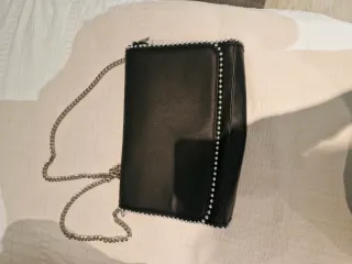 Bolso Negro Formula Joven con Cadena Plateada