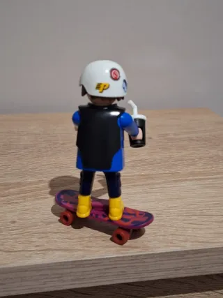 Playmobil skater con bebida