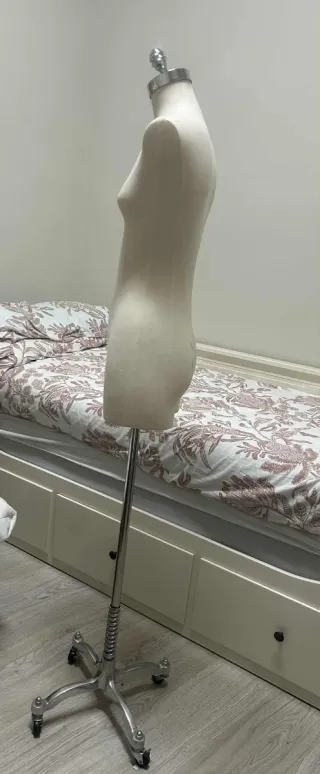 Maniquí de costura con base de ruedas