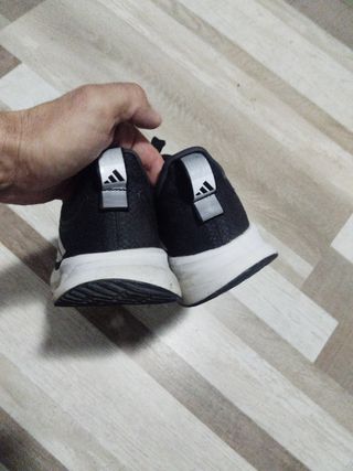 Zapatillas Adidas Negras y Blancas