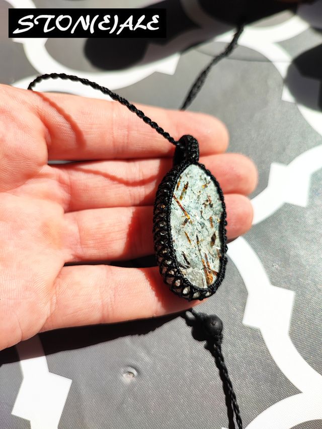 Collana con ciondolo in macrame con astrofillite