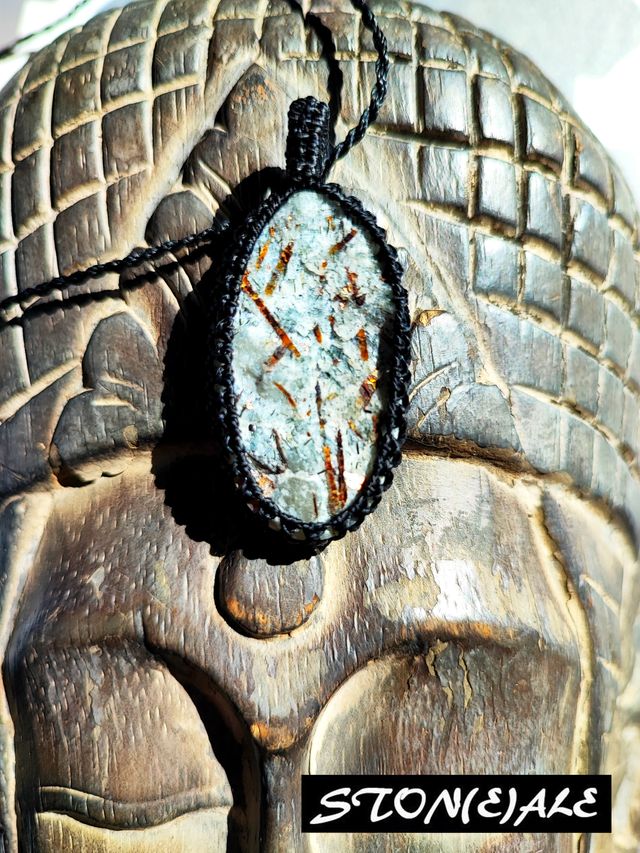 Collana con ciondolo in macrame con astrofillite