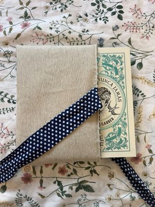 Funda de tela para libros con lazo