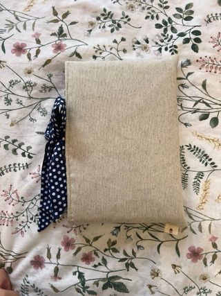 Funda de tela para libros con lazo