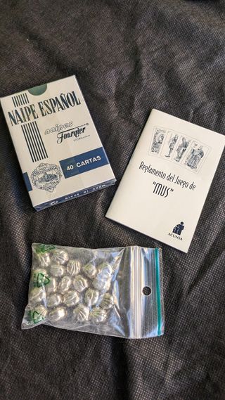 Baraja y set de 20 amarracos para jugar al mus