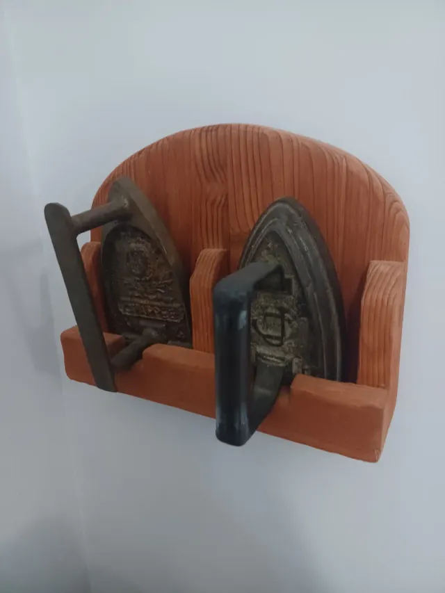 Placas antigas com suporte em madeira