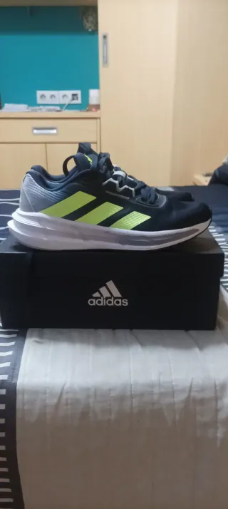 Zapatillas Adidas Negras y Verdes