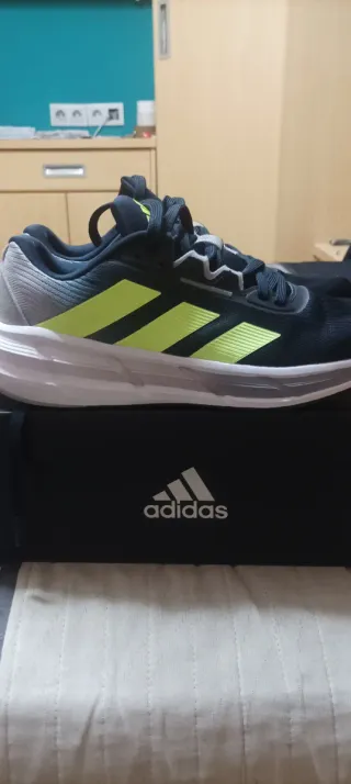 Zapatillas Adidas Negras y Verdes