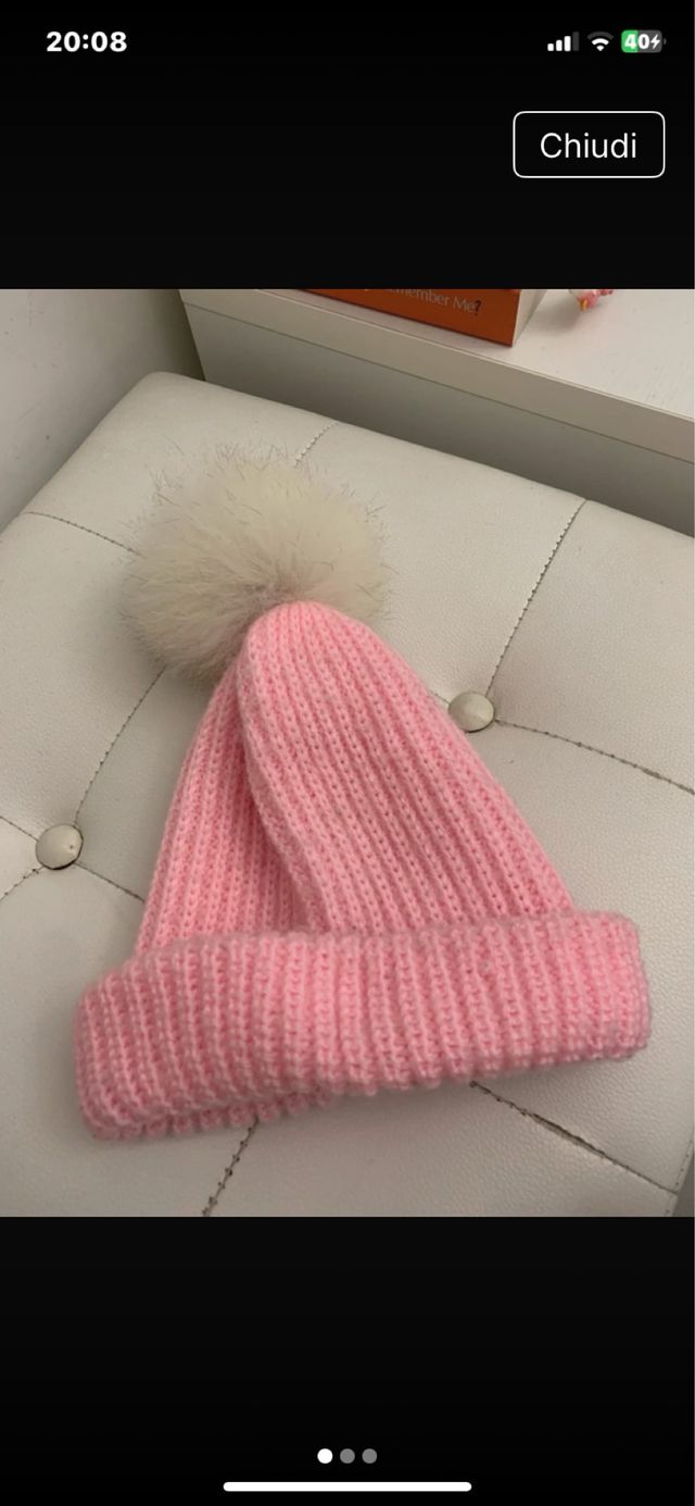 Cappello lana rosa con ponpon bianco