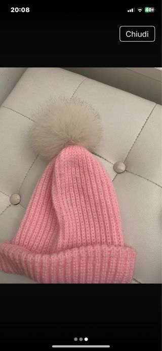 Cappello lana rosa con ponpon bianco