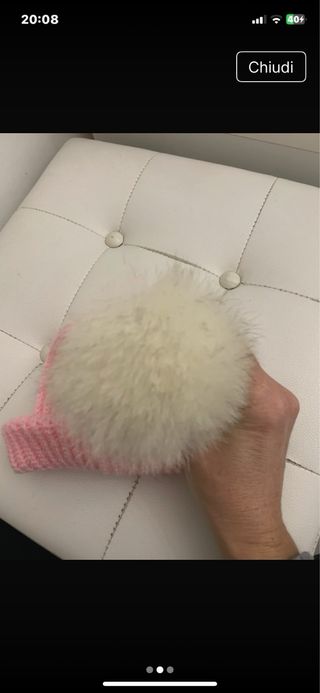 Cappello lana rosa con ponpon bianco