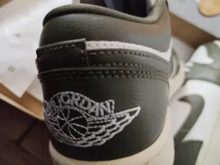 Zapatillas Jordan Verde Oliva y Blanco talla 41 
