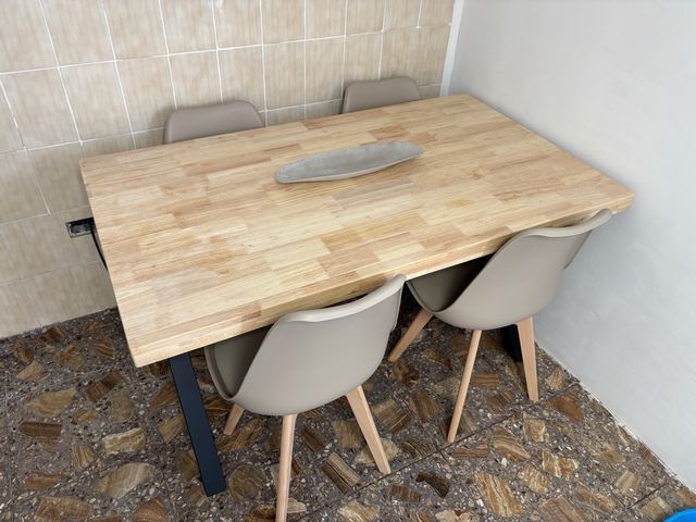 Mesa de comedor y 4 sillas