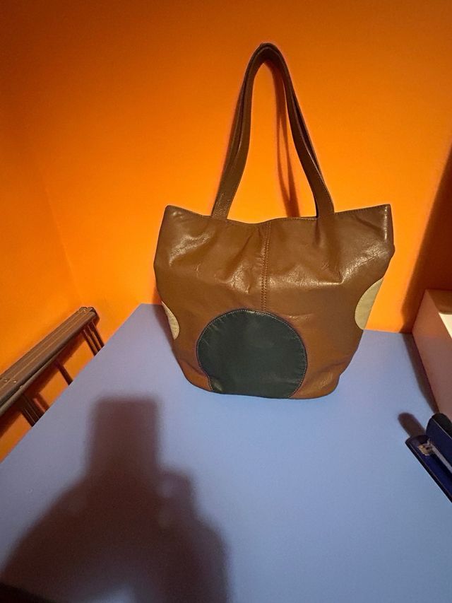 Bolso de piel marrón y beige