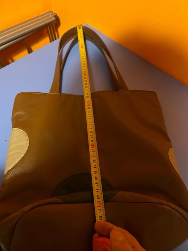 Bolso de piel marrón y beige