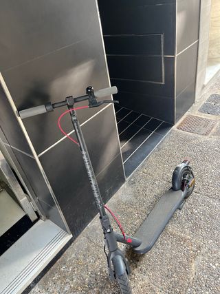 Patinete eléctrico gris