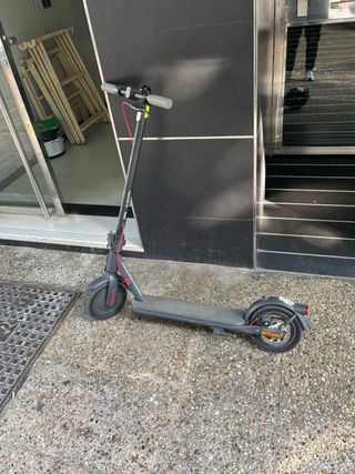 Patinete eléctrico gris