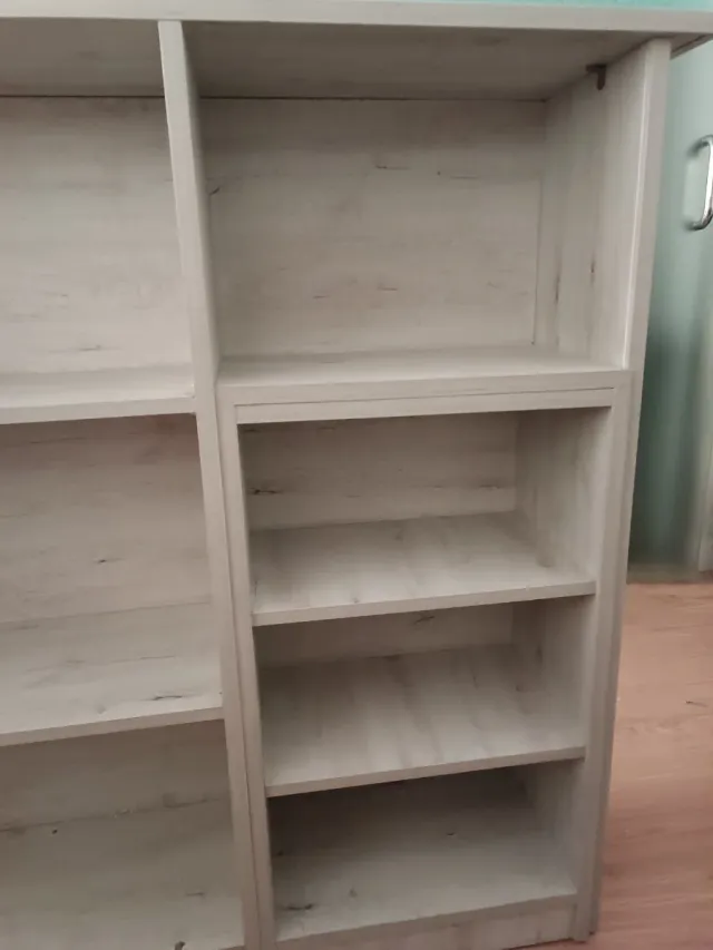 Mostrador de madera acabado en superficie cristal