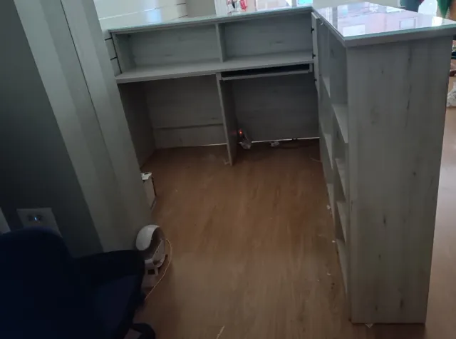 Mostrador de madera acabado en superficie cristal