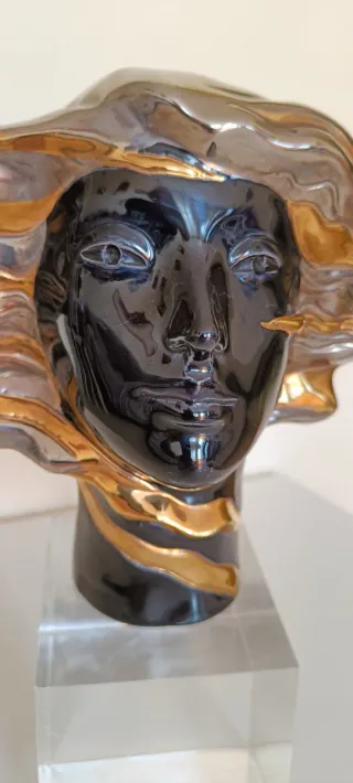 Escultura A. Canero Cerámica Negra y Dorada