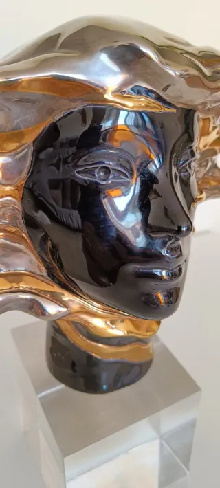 Escultura A. Canero Cerámica Negra y Dorada