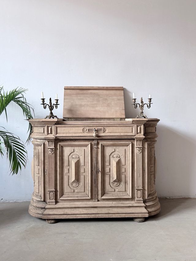 Buffet antiguo  o platera revival historicista