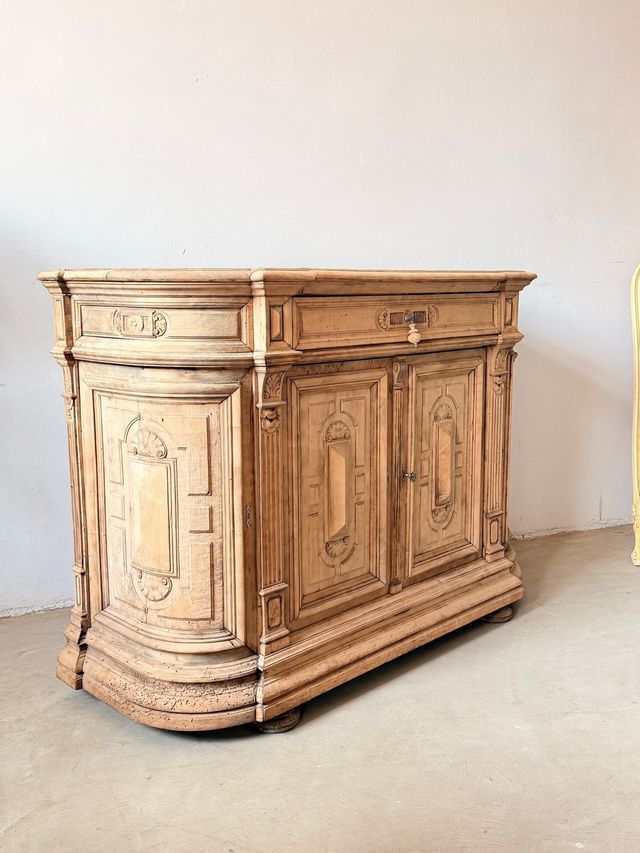 Buffet antiguo  o platera revival historicista