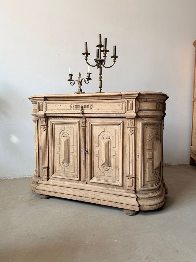 Buffet antiguo  o platera revival historicista