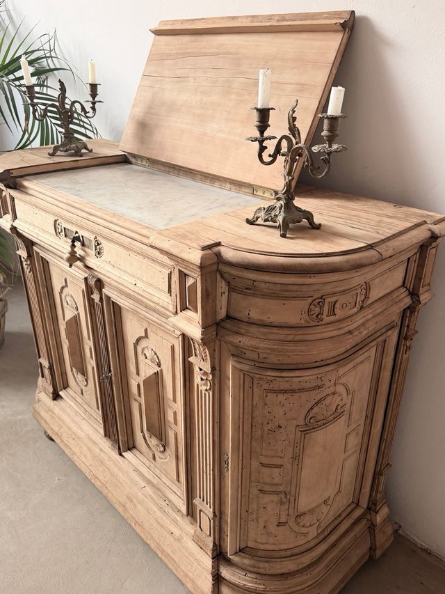 Buffet antiguo  o platera revival historicista