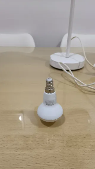 Lámpara de escritorio flexible blanca