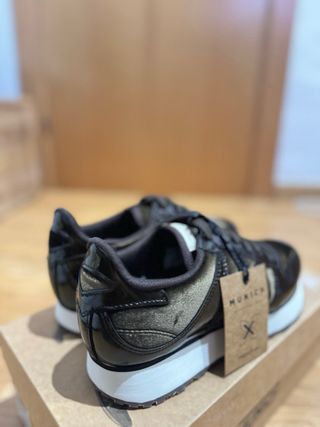 Zapatillas Munich Negras Charol