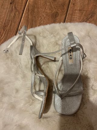 Sandalias tacón plateadas NA-KD T37