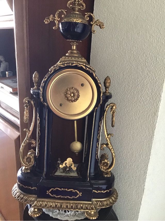 Reloj de mesa cerámica azul y dorado