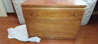 Mueble de madera para edredones