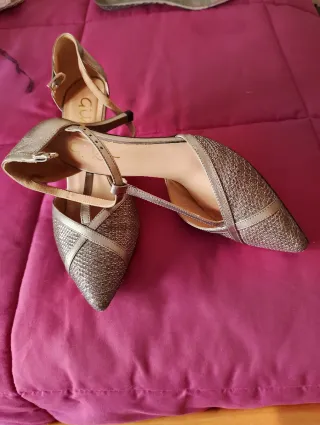 Zapatos de ceremonia grises y plateados