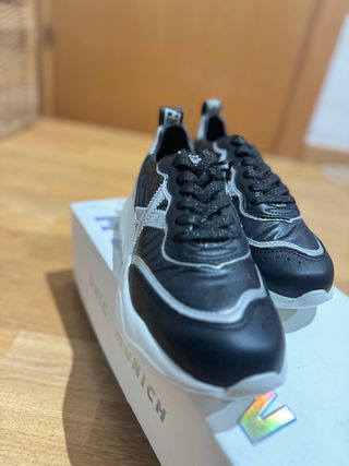 Zapatillas Munich Negras y Plateadas