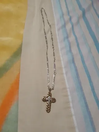 Cadena de plata con colgante de cruz
