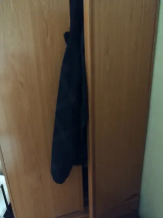 Armario de madera marrón