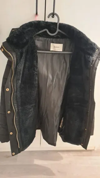 Abrigo parka negra de mujer