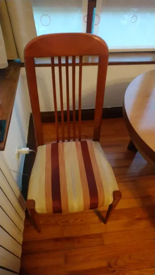 Mesa de comedor y 6 sillas de madera.