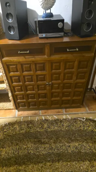 Mueble de madera con puertas