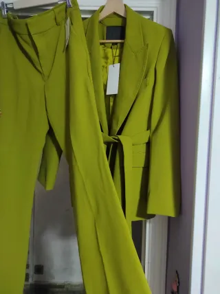 Traje Zara Verde Oliva con Cinturón