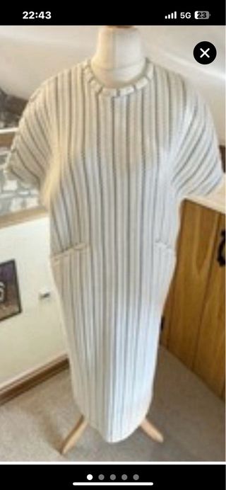Vestido midi acolchado rayas. Zara