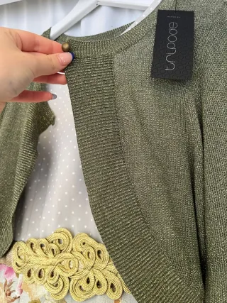 Vestido de fiesta con cinturón dorado